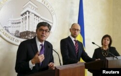 (Прем'єр-міністр України Арсеній Яценюк (посередині), міністр фінансів України Наталія Яресько та міністр фінансів Сполучених Штатів Джейкоб Лью під час брифінгу у Києві. 13 листопада 2015 року