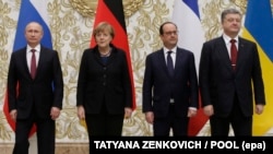 Переговори лідерів «Нормандської четвірки»: (справа наліво) тодішній президент України Петро Порошенко, тодішній президент Франції Франсуа Олланд, тодішня канцлер Німеччини Анґела Меркель і президент Росії Володимир Путін. Мінськ, 11 лютого 2015 року