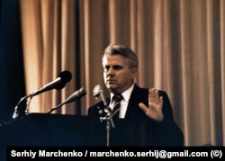 На Установчому з’їзду НРУ виступає запрошений як гість Леонід Кравчук, тодішній завідувач ідеологічного відділу ЦК КПУ