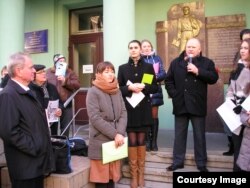 Відкриття меморіальної дошки (в центрі літературознавець Микола Жулинський)