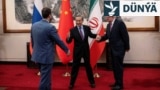Hytaýyň daşary işler ministri Wan Ýi (ortada), Russiýanyň daşary işler ministriniň orunbasary Sergeý Rýabkowy (sagda), Eýranyň daşary işler ministriniň orunbasary Kazem Garibabadi mart aýynda Pekinde Eýranyň ýadro programmasy barada maslahat etdi.