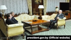 Bogoljub i Dragoljub Karić na sastanku sa predsednikom Belorusije Aleksandrom Lukašenkom u Minsku, 22. juna 2015. godine.