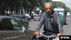 Ўзининг соппа-соғлом эканини исботлаш мақсадида Исмоил ака велосипедда саëҳат қилишга ўтди.