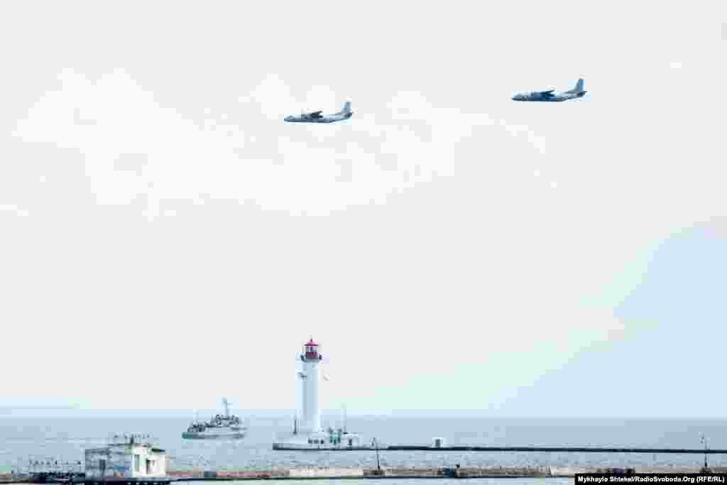 Літаки Ан-26 морської авіації ВМСУ пролітають над Одеською затокою 