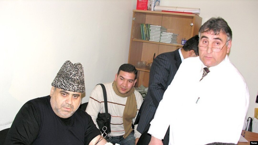 Hacı Allahşükür Paşazadə "Təzə Pir" məscidində təşkil edilən qanvermə aksiyasına qoşulub