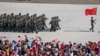 Hytaýyň Halk-azat ediş armiýasynyň soldatlary 2019-njy ýylda, Halkara goşun oýunlarynyň açylyş dabarasyna taýýarlyk görýär. Korla, Sinjiang-Uýgur awtonom etraby, Hytaý, 2019-njy ýylyň 3-nji awgusty.