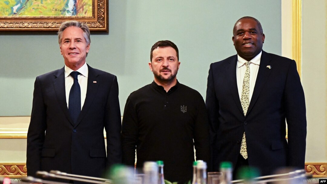 Secretarul de stat SUA, Antony Blinken (s), președintele Ucrainei, Volodimir Zelenski, și ministrul britanic de Externe, David Lammy, la Kiev, 11 septembrie 2024.