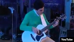 Gurbanguly Berdimuhamedow gitara oýnaýar. Arhiw suraty.