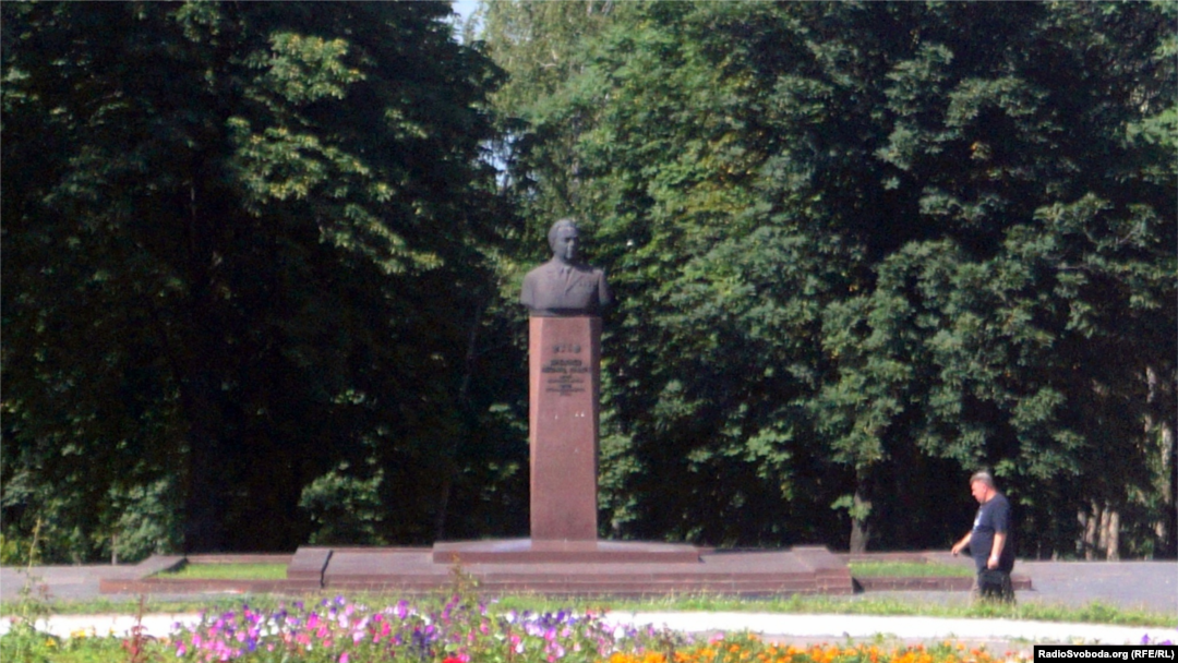 Погруддя Брежнєва в Кам’янському, фото аріхвне