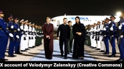 Ukrainanyň prezidenti Wolodymyr Zelenski we onuň aýaly Olena (çepde) Abu-Dabä geldi.