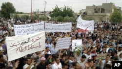 Hökümete garşy protestçiler Talbiseh şäherinde, 2011-nji ýylyň 27-nji maýy. 