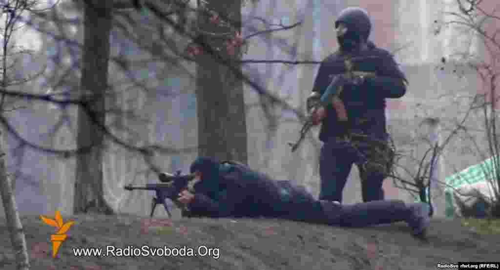 Isječak iz videa ukrajinskog servisa Radija Slobodna Evropa otkriva da su bezbjednosne snage Ukrajine koristile kalašnjikov i snajper u sukobima sa demonstrantima, 20. februar 2014.