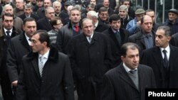 Առաջին նախագահ, ՀԱԿ-ի առաջնորդ Լեւոն Տեր-Պետրոսյանը (կենտրոնում) ընդդիմության երթում, 12-ը դեկտեմբերի, 2011թ.