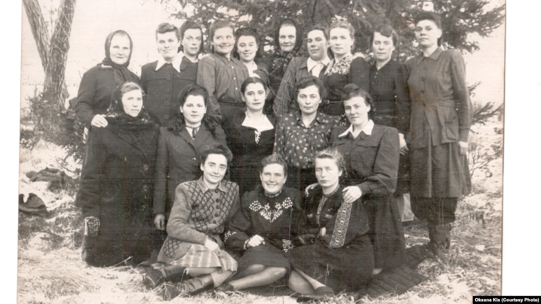 Жінки-політв’язні після звільнення. Фото Марії N., наділане родичам, 21 грудня 1955 р. Архів Музею Спілки політв’язнів «Меморіал» у м. Бучач Тернопільської обл. (б/н) 