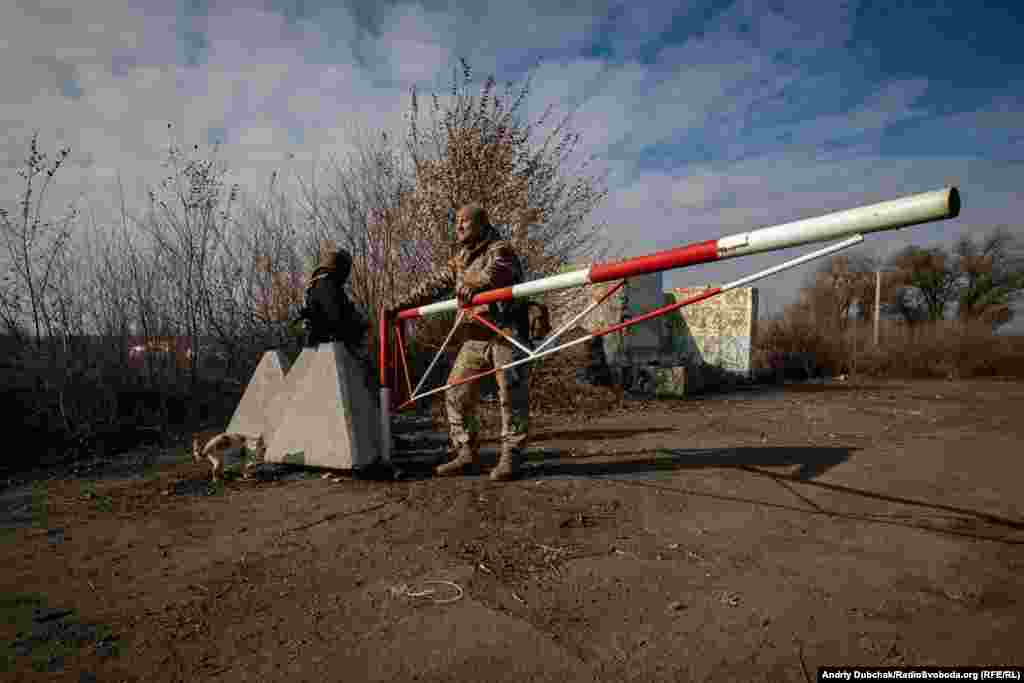 Одна з причин розведення саме тут – надія на те, що КПВВ «Золоте» таки запрацює