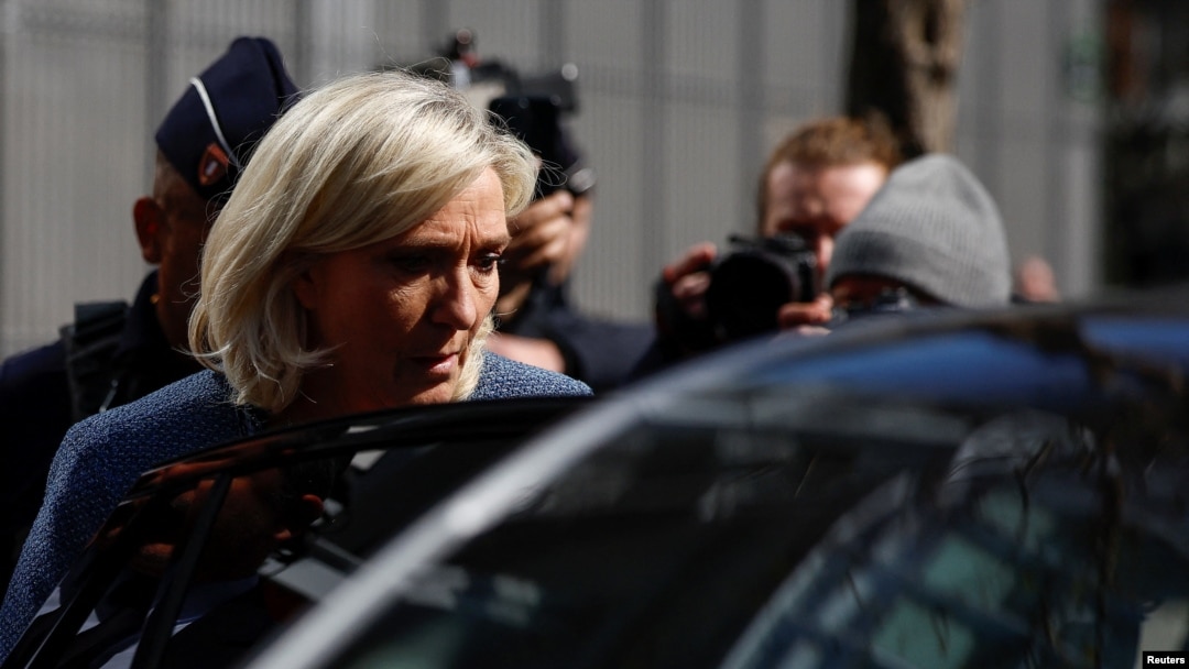 Francuska ultradesničarka, članica parlamenta Marine Le Pen napušta sudnicu u Parizu, 31. mart 2025.