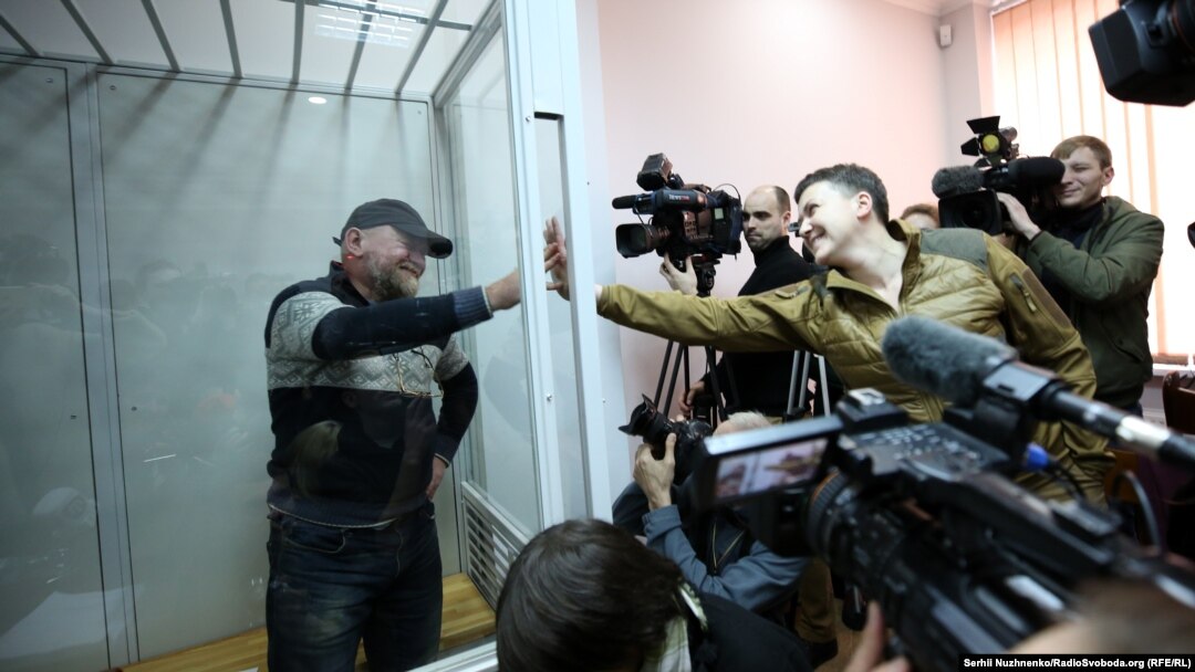 Народний депутат Надія Савченко (праворуч) спілкується з Володимиром Рубаном, керівником організації «Офіцерський корпус», під час судове засідання з обрання йому запобіжного заходу. Київ, 9 березня 2018 року