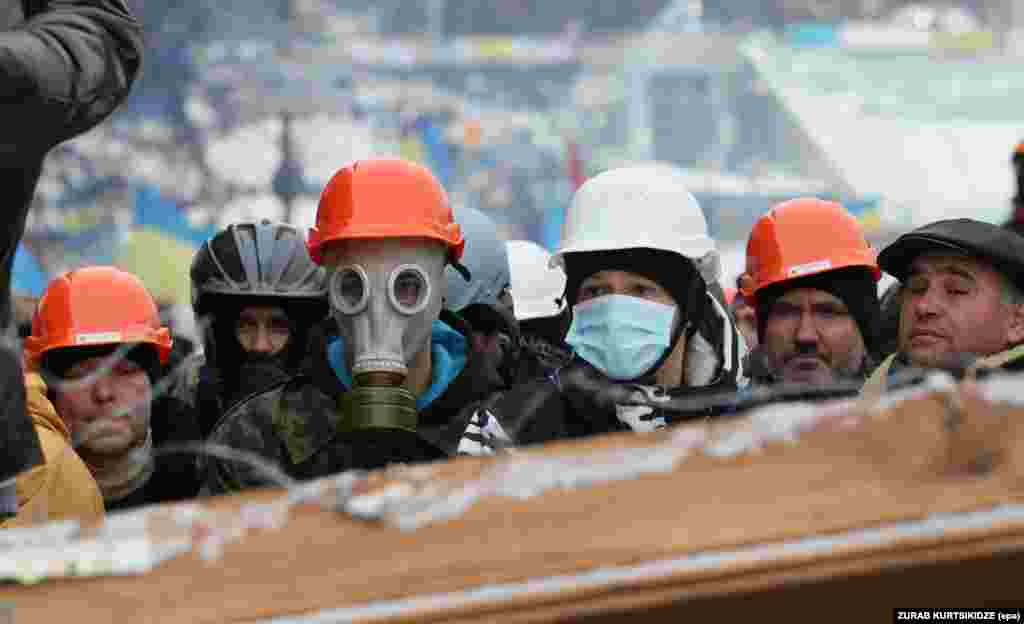 Proevropski demonstranti čuvaju barikade koje su postavili na Trgu nezavisnosti, 9. decembar 2013.