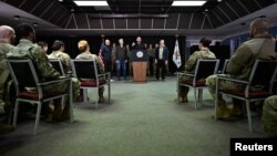 На американській військовій базі Пітуффік Джей Ді Венс і його дружина Уша пообідали разом із військовослужбовцями