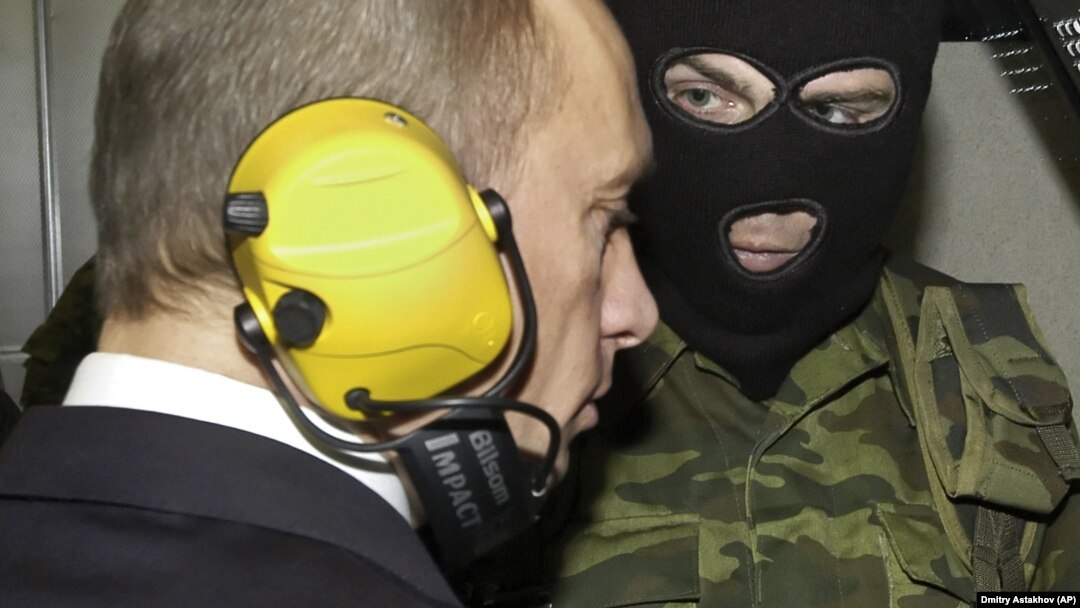 Президент Росії Володимир Путін (ліворуч) на полігоні Головного управління розвідки (ГРУ) Міністерства оборони Росії, 8 листопада 2006 року 