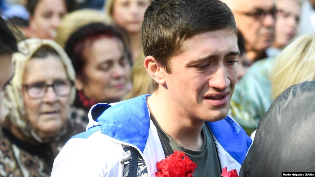Окупований Крим. Люди оплакують жертв масового вбивства в коледжі у Керчі, 18 жовтня 2018 року