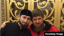 Соьлж-ГIаларчу исламан медицинан центран коьрта лор Эльжуркаев Адам а (аьрру агIорхьара), Нохчийчоьнан куьйгалхо Кадыров Рамзан а 