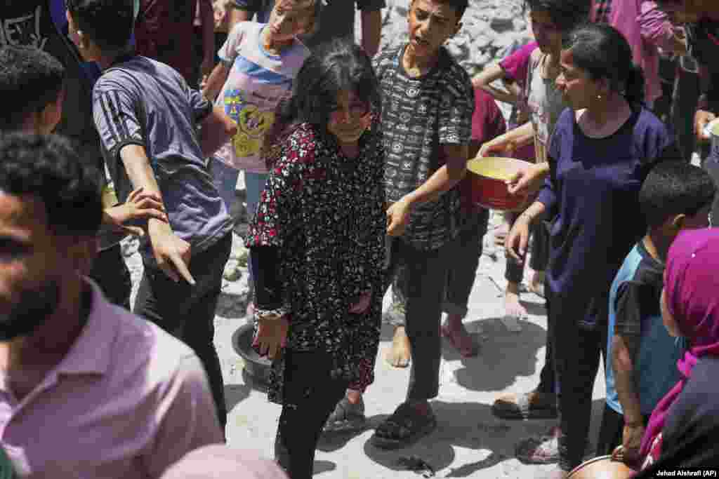 Pritja e palestinezëve të dëshpëruar për ushqim në Xhabalia, më 19 maj.