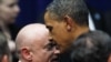 Predsjednik Barak Obama grli Marka Kellya muža Gabrielle Giffords u "Zajedno ćemo napredovati: Tucson i Amerika", manifestacija koja se održava za podršku i pamćenje žrtava masove pucnjave, u mestu Tucson, 12. januar 2011.