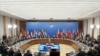 Прибывшая в Берлин госсекретарь США Хиллари Клинтон заявила журналистам, что «пока миссия продолжается, наша решительность и единство становятся все более важными». 