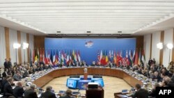 Прибывшая в Берлин госсекретарь США Хиллари Клинтон заявила журналистам, что «пока миссия продолжается, наша решительность и единство становятся все более важными». 