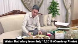 Türkmenistanyň prezidenti Gurbanguly Berdimuhamedow derman ösümlikleri bilen, 15-nji iýul, 2019 