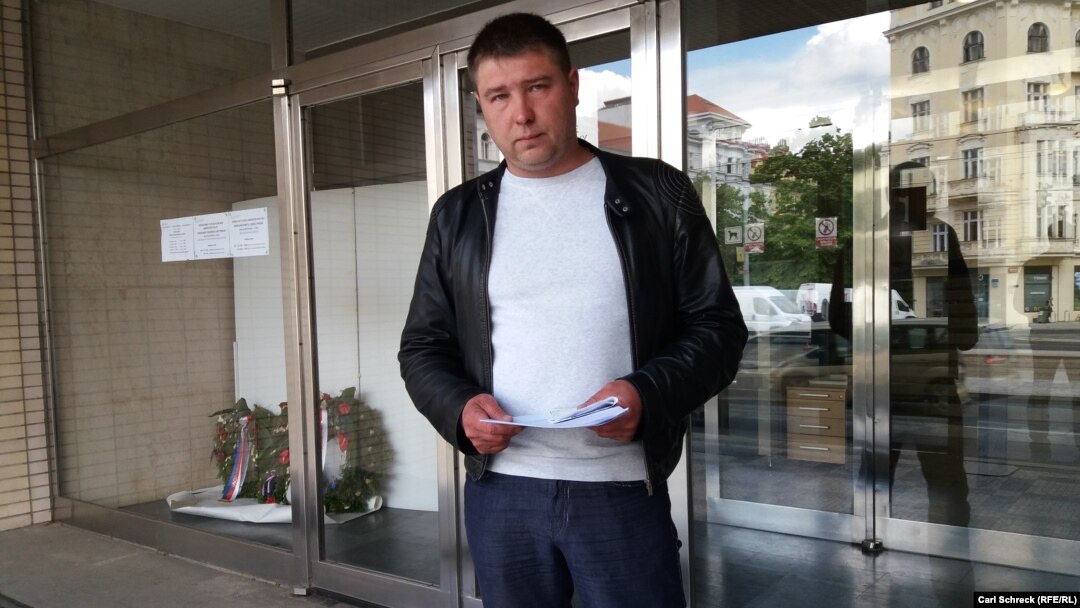 Володимир Лузгін після отримання відмови у політичному притулку в Чехії, 15 травня 2018 року