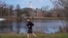 Muškarac trči duž obale rijeke Charles, u blizini Eliot Housea na Univerzitetu Harvard, 15. aprila 2025., u Cambridgeu, Massachusetts. 