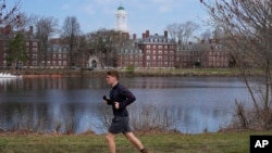Muškarac trči duž obale rijeke Charles, u blizini Eliot Housea na Univerzitetu Harvard, 15. aprila 2025., u Cambridgeu, Massachusetts. 