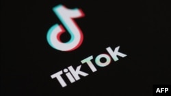 TikTok promovează de aproape trei ori mai mult conținut de extremă dreaptă în România, potrivit unei investigații Global Witness.