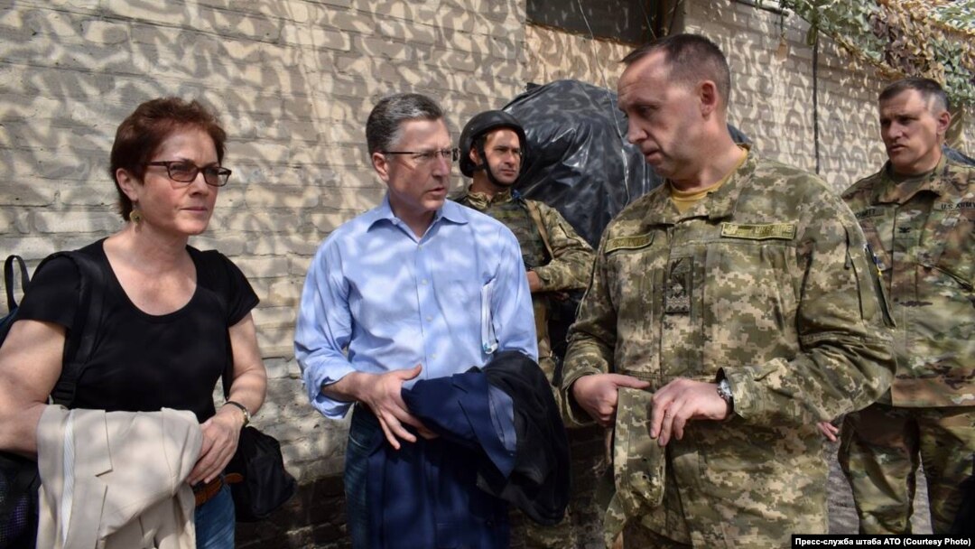 Курт Волкер (у цивільному) під час відвідин сходу України, 23 липня 2017 року, фото прес-центру штабу АТО