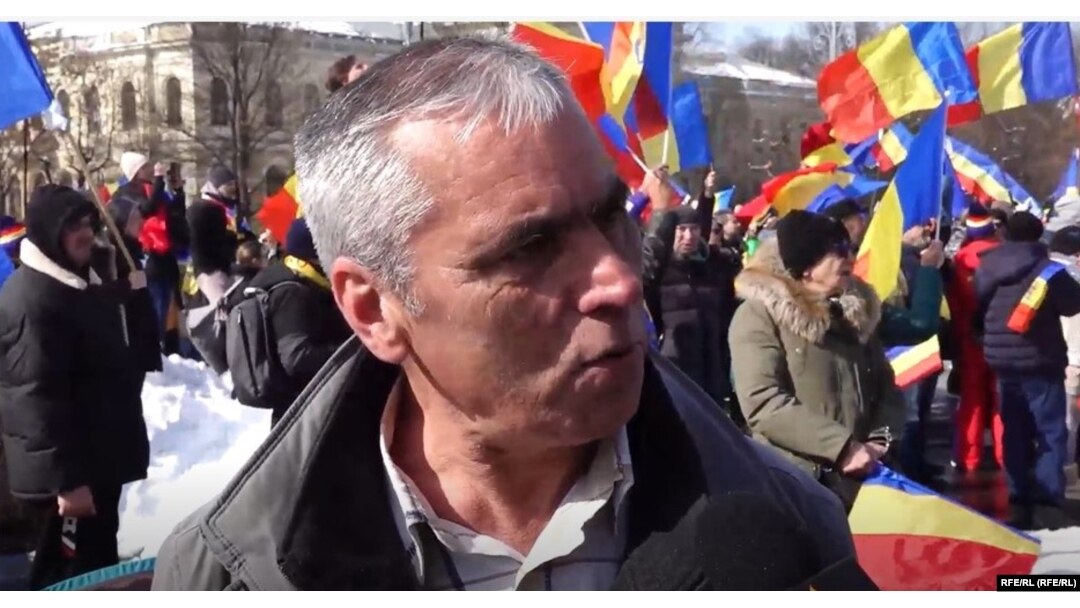 Florin Marinescu a adus pozele judecătorilor CCR în Piața Victoriei.