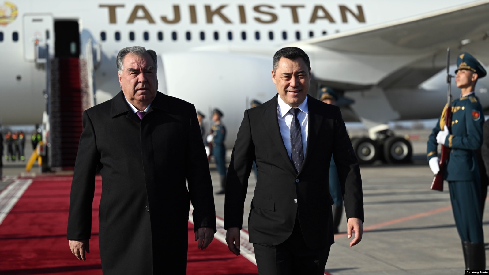 Тожикистон президенти Эмомали Раҳмон қирғизистонлик ҳамкасби Садир Жапаров билан, Бишкекдаги "Манас" халқаро аэропорти, 2025 йил 12 марти