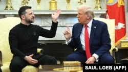 Зліва направо: президент України Володимир Зеленський (ліворуч) і президент США Дональд Трамп під час зустрічі в Овальному кабінеті Білого дому. Вашингтон, 28 лютого 2025 року