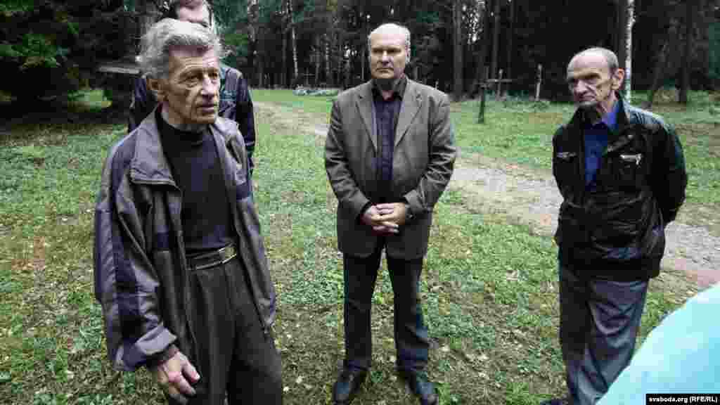 Уладзімер Раманоўскі, Ігар Кузьняцоў і Сяргей Ханжанкоў (зьлева направа) у Курапатах. Яшчэ адна спроба ўстанляваньня крыжа ў Курапатах у памяць польскіх афіцэраў, забітых НКВД. 23 жніўня 2013 году 
