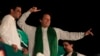 عمران خان په یوه جلسه کې خپلو ویناوالو ته د خبرو په مهال (انځور له ارشیفه) 