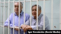 Омурбек Текебаев и Дуйшенкул Чотонов в суде. 11 августа 2017 года.