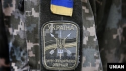 Шеврон «Сили спеціальних операцій» на рукаві військовослужбовця під час урочистих заходів з нагоди першої річниці створення Сил спеціальних операцій в навчально-тренувальному центрі ССО ЗСУ в Бердичеві (Житомирська область), 29 липня 2017 року (ілюстраційне фото)