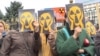 Активисты в Бишкеке проводят акцию протеста против добычи урана (апрель 2019 г.). 