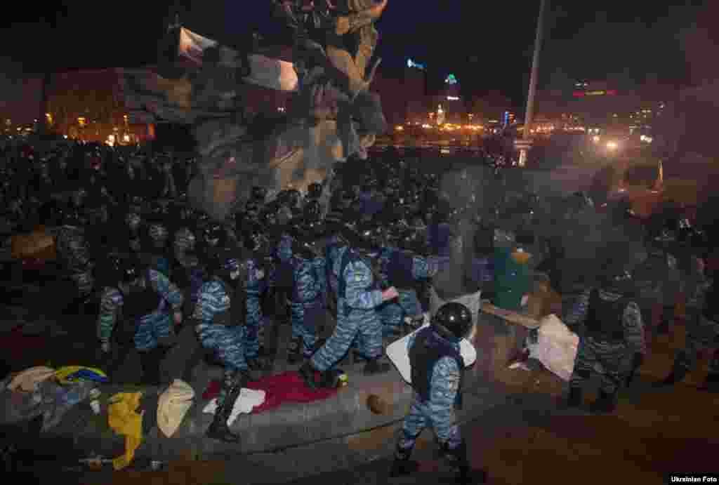 Ujutro oko 4.30 sati, pripadnici interventne policije "Berkut" rastjerali su aktiviste Euromaidana sa Trga nezavisnosti, 30. novembar 2013.