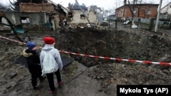 Діти дивляться на наслідки прильоту російської ракети, фото ілюстративне