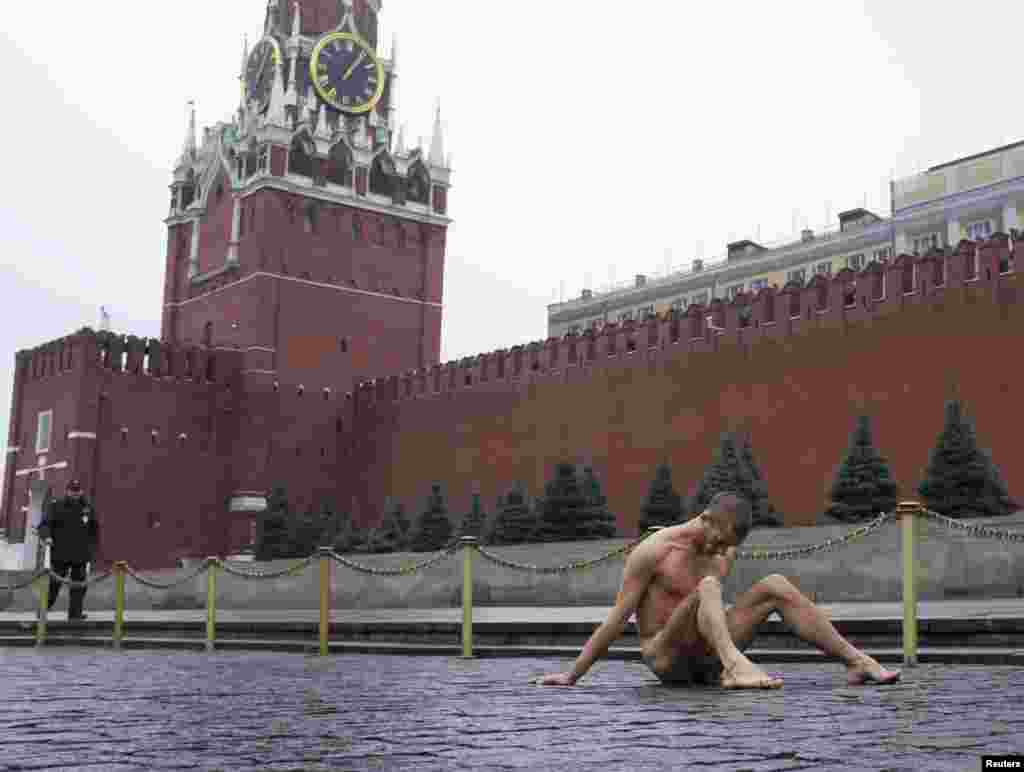 В ноябре 2013 года Павленский прибил гвоздем свою мошонку к брусчатке на Красной площади в Москве. Акция получила название "Фиксация" и была приурочена ко Дню полиции. 