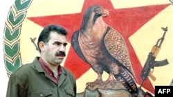 عکسی مربوط به سال ۱۹۹۲ عبدالله اوجالان، رهبر حزب کارگران کردستان را در اردوگاه آموزشی در روستای حِلوه در دره بقاع لبنان نشان می‌دهد
