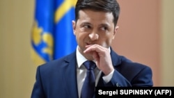 Комік і кандидат на президентську посаду Володимир Зеленський відразу піcля зйомки для серіалу «Слуга народу», де він грає роль президента України Василя Голобородька. Київ, 6 березня 2019 рок