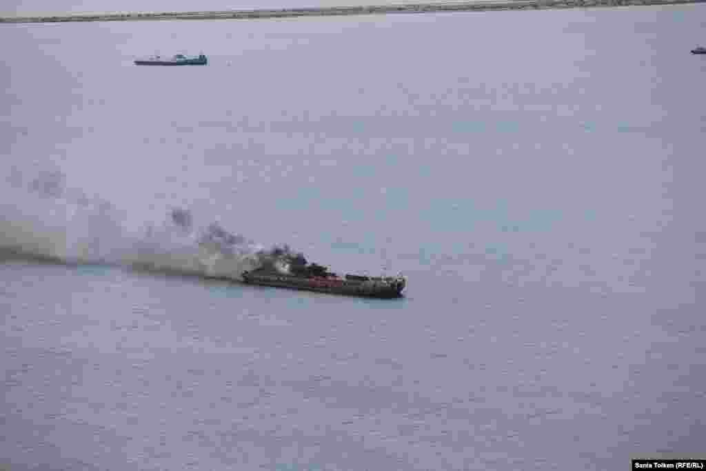 Судно «перевернулось», и 12 человек «оказались в воде».
